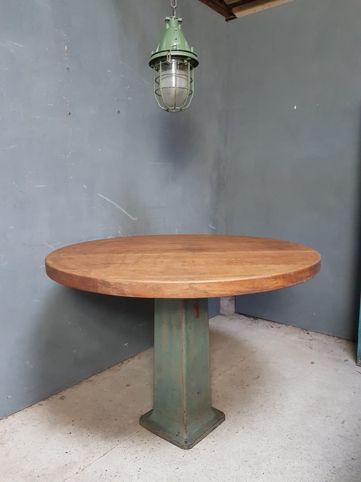 industriele ronde tafel met eiken houten blad en gietijzeren machinepoot industrial round table