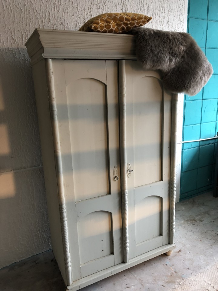 Oude houten linnenkast Oude houten linnenkast