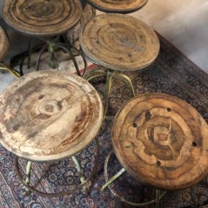 Eikenhouten art deco bureaustoel met bruin leder Vindustrial Eikenhouten art deco bureaustoel met bruin leder Vindustrial