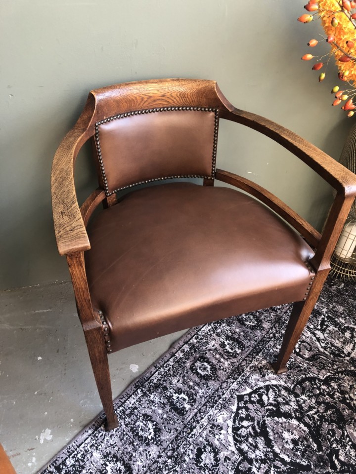 Eikenhouten art deco bureaustoel met bruin leder Vindustrial Eikenhouten art deco bureaustoel met bruin leder Vindustrial