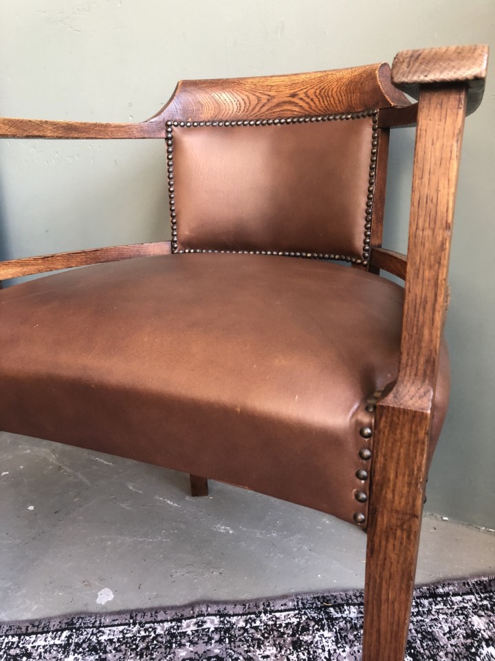 Eikenhouten art deco bureaustoel met bruin leder Vindustrial Eikenhouten art deco bureaustoel met bruin leder Vindustrial