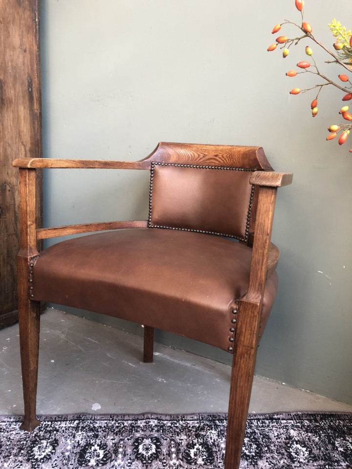 Eikenhouten art deco bureaustoel met bruin leder Vindustrial Eikenhouten art deco bureaustoel met bruin leder Vindustrial