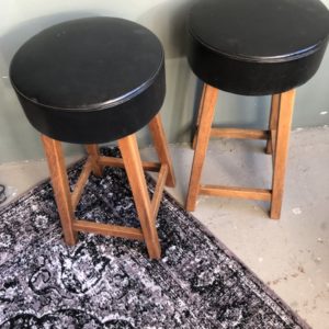 Eikenhouten art deco bureaustoel met bruin leder Vindustrial Eikenhouten art deco bureaustoel met bruin leder Vindustrial