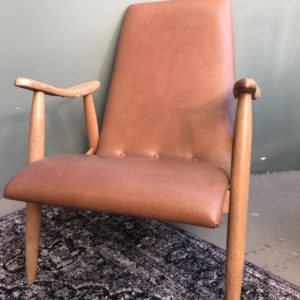 Oude houten Vintage stoel Vindustrial Eikenhouten art deco bureaustoel met bruin leder Vindustrial