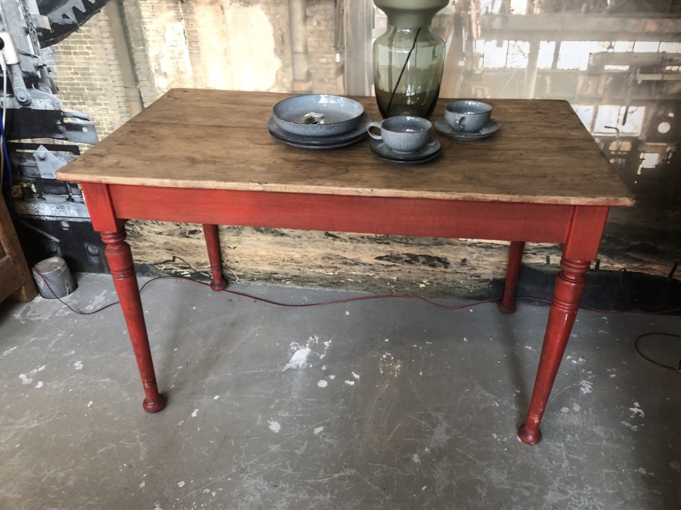 in de tussentijd klein Kelder Oude houten tafel met rood onderstel - Vindustrial