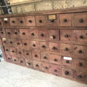 klasse Helderheid Bank Oude houten vakkenkast met veel laden - Vindustrial