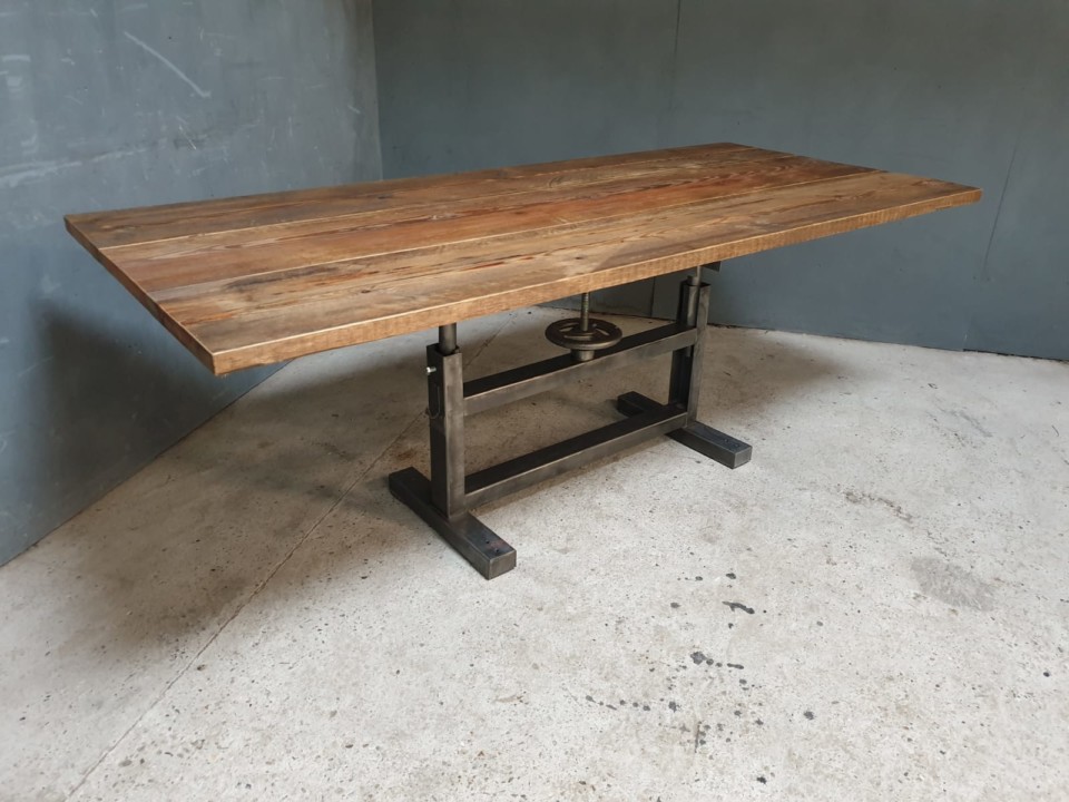 Prestige Aanvankelijk olifant Industriele grote oude houten tafel met ijzeren onderstel - Vindustrial