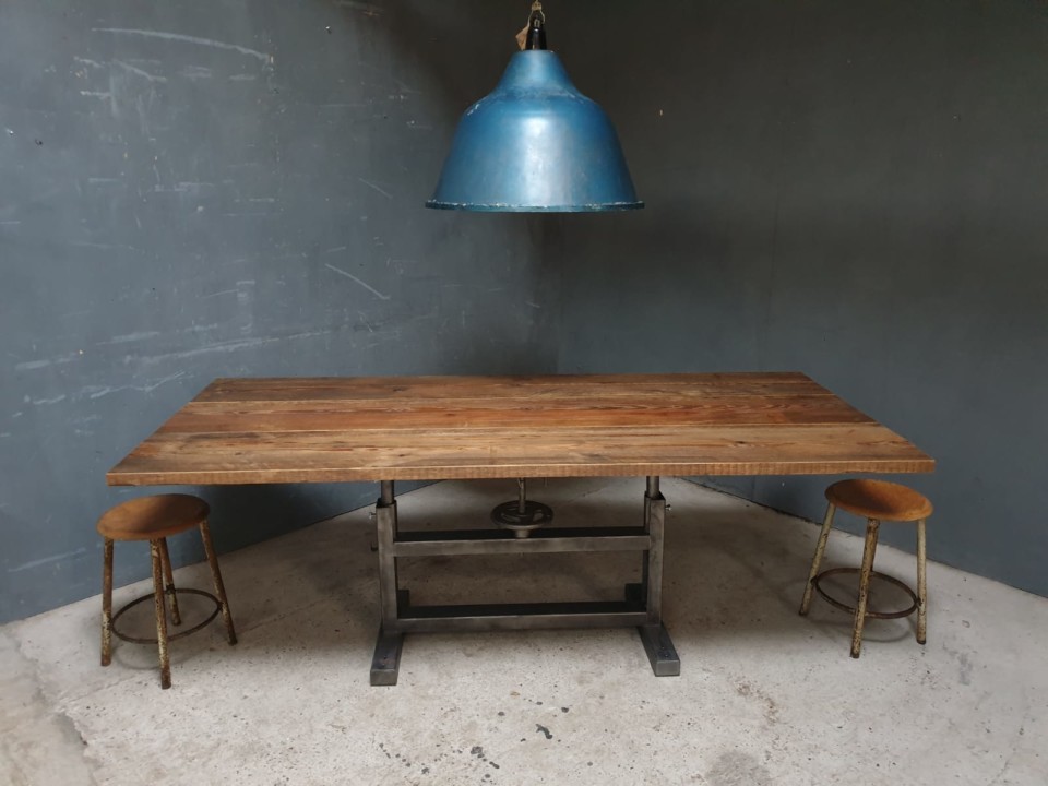 Industriele grote oude houten tafel met ijzeren - Vindustrial
