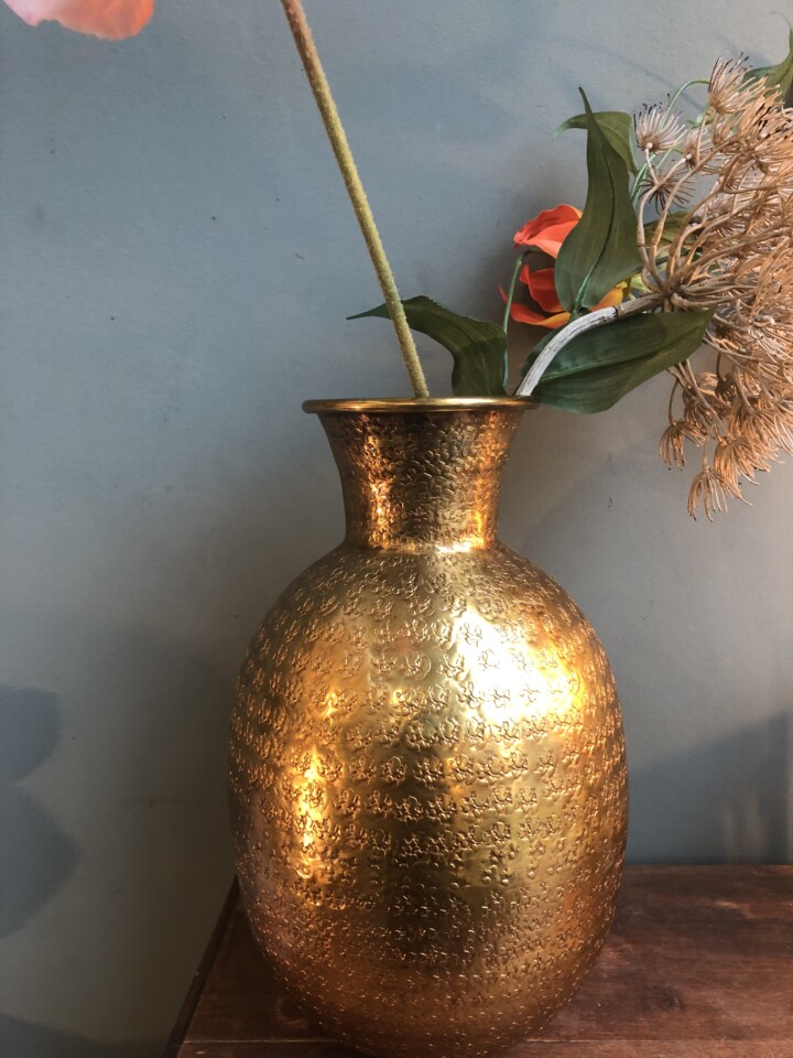 Grote goudkleurige vaas van Dutchbone -
