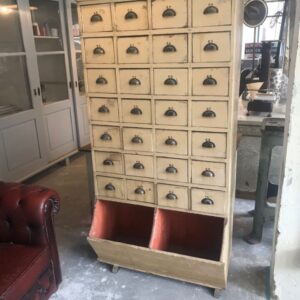 Oude houten apothekerskast met veel laden