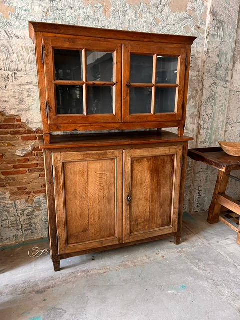 haspel Ijveraar staking Antieke houten buffetkast met glazen deuren - Vindustrial