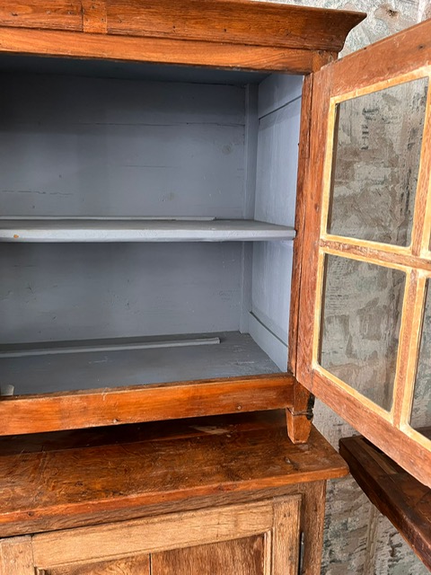 In dienst nemen onwettig Overtreding Antieke houten buffetkast met glazen deuren - Vindustrial