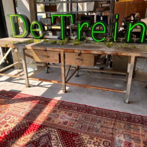 Industriële lange werkbank met mooie houten blad en laden